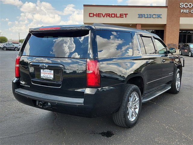 2017 Chevrolet Suburban LT photo 4