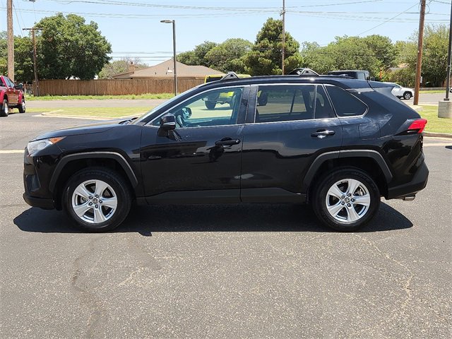 2021 Toyota RAV4 XLE photo 2