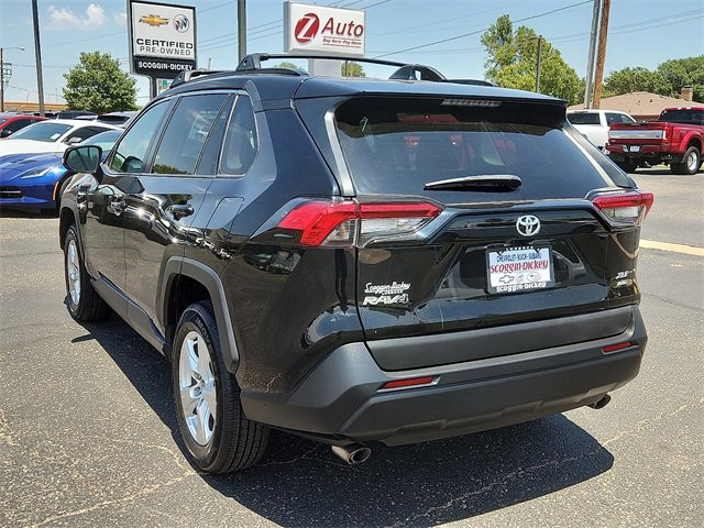 2021 Toyota RAV4 XLE photo 3