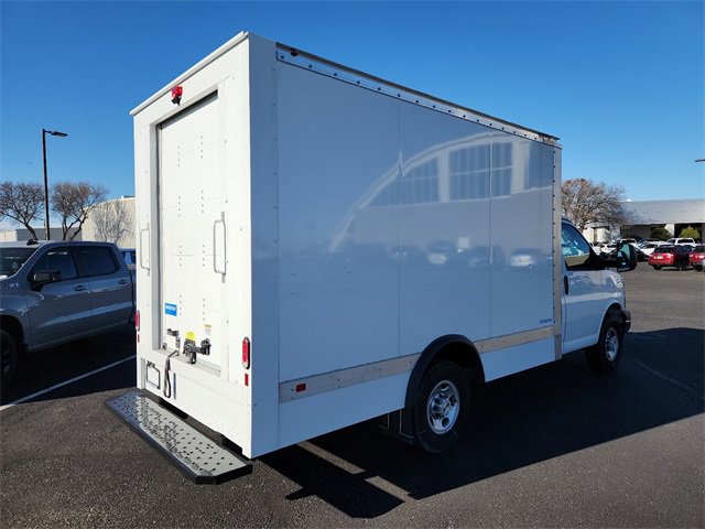2023 Chevrolet Express Cutaway 3500 photo 4