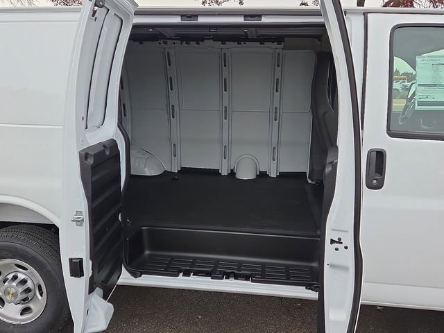 2025 Chevrolet Express Cargo Work Van - Photo 7