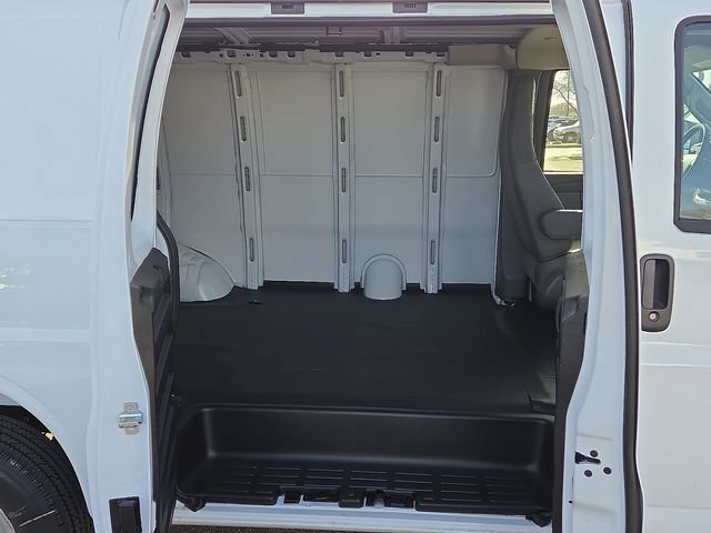 2025 Chevrolet Express Cargo Work Van - Photo 6