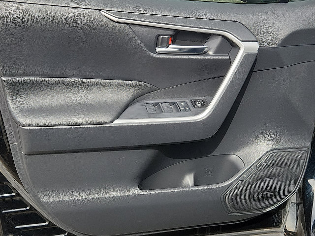 2022 Toyota RAV4 SE - Photo 17