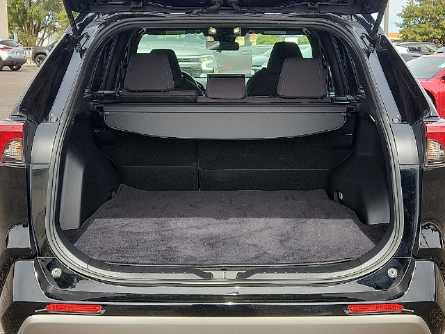 2022 Toyota RAV4 SE - Photo 11