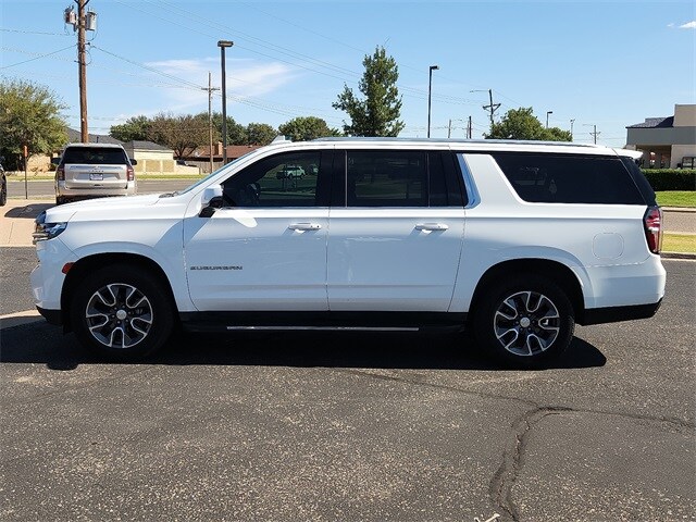 2022 Chevrolet Suburban LT photo 2