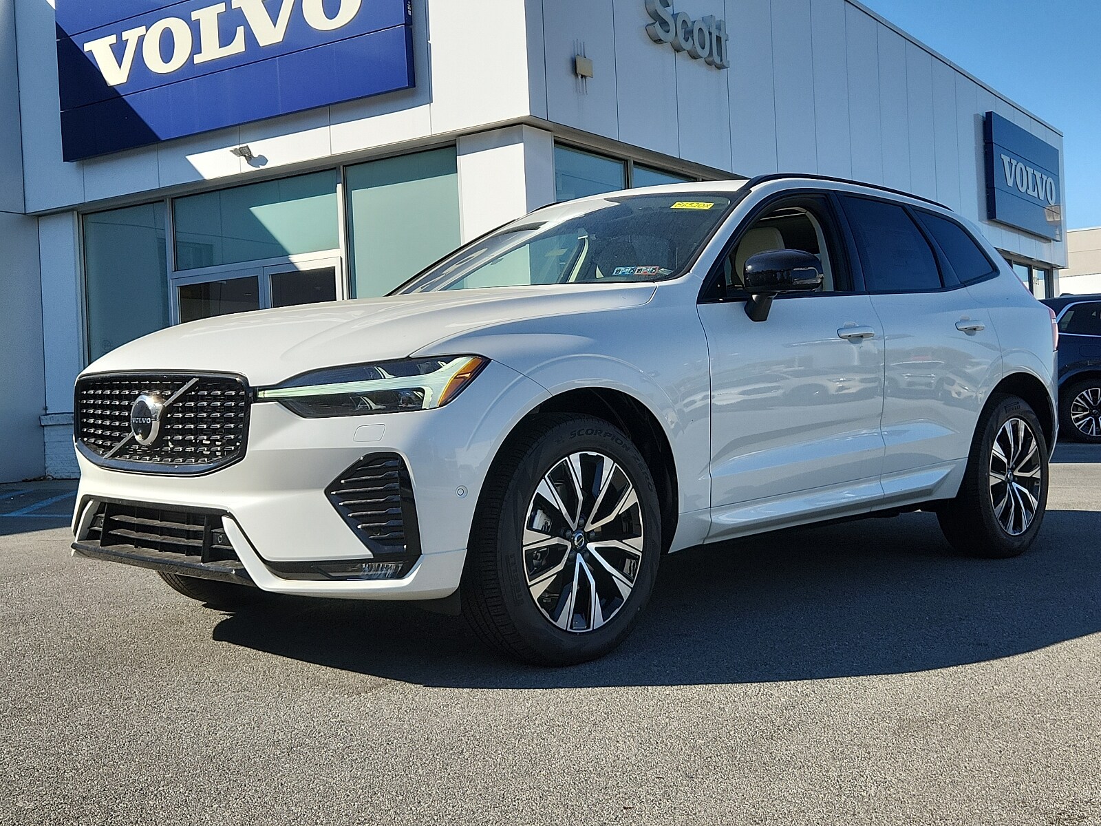 2025 Volvo XC60 B5 Plus photo 2