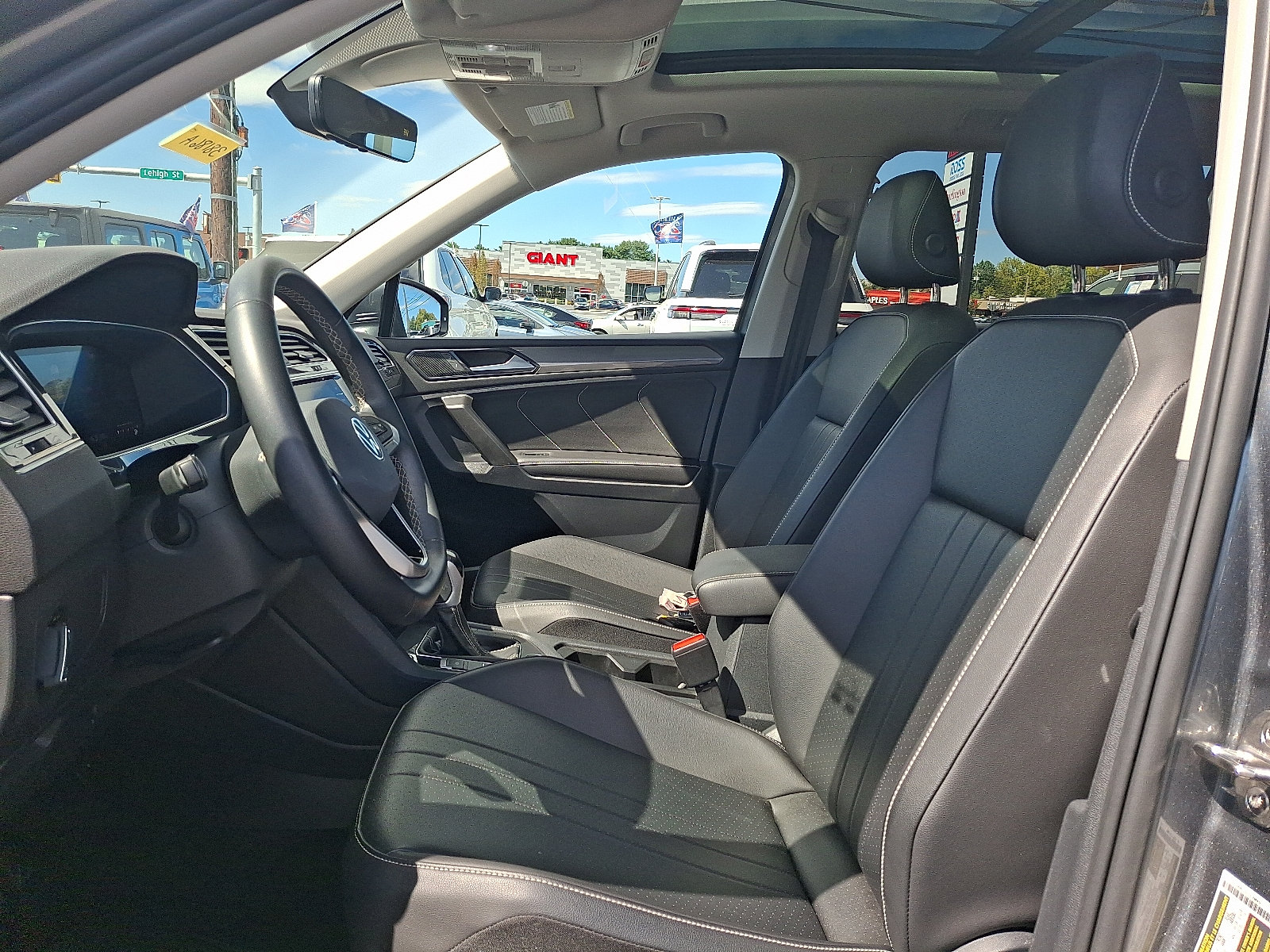 2024 Volkswagen Tiguan SE - Photo 14