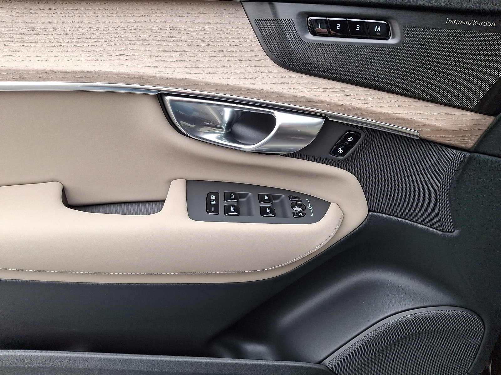 2026 Volvo XC90 Plus - Photo 7
