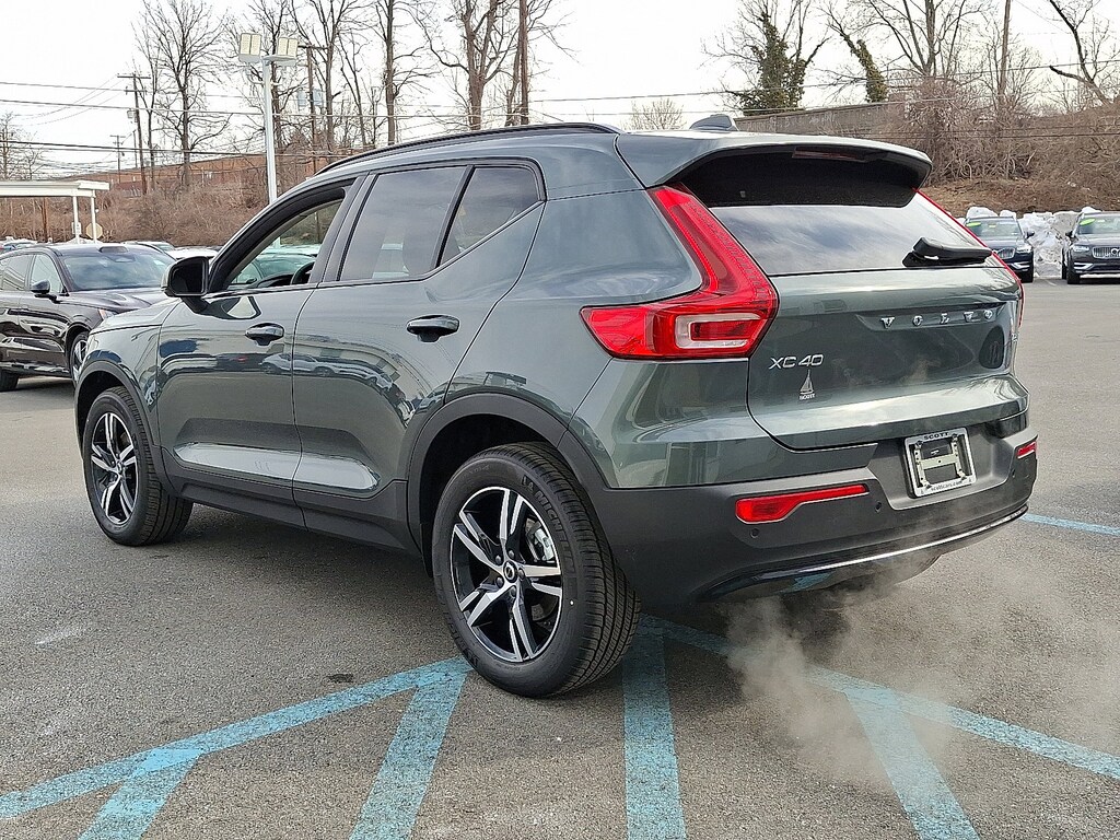 New 2026 Volvo XC40 B5 Core SUV