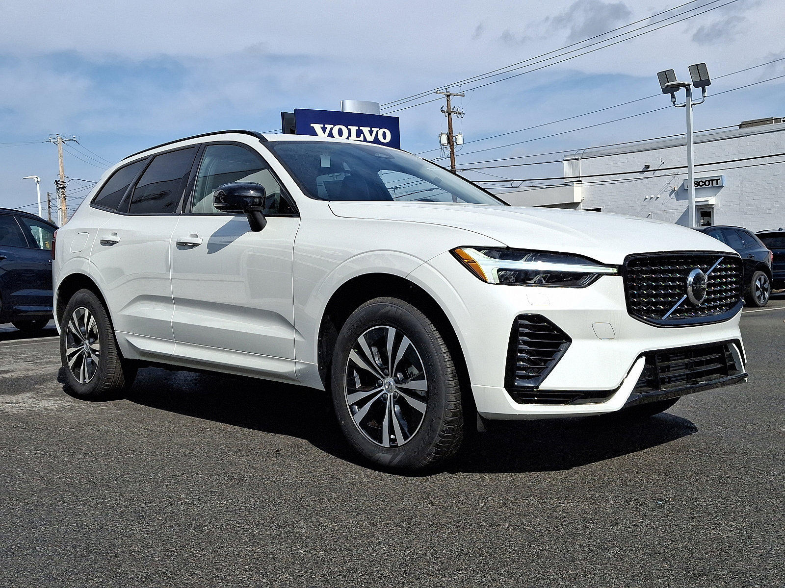 2025 Volvo XC60 Core's photo