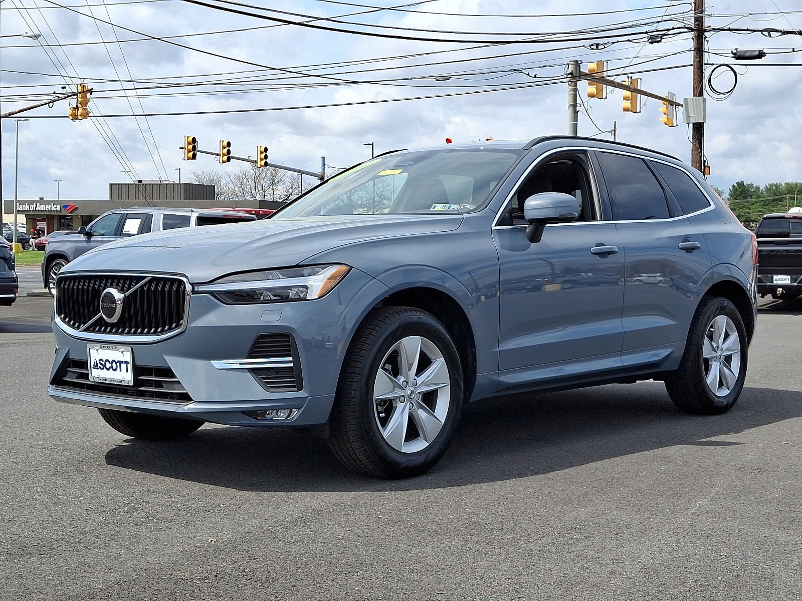2022 Volvo XC60 B5 Momentum photo 3
