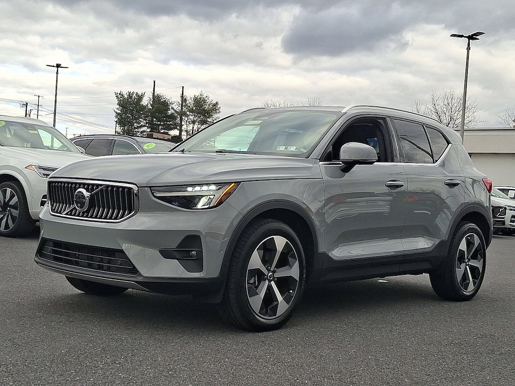 New 2025 Volvo XC40 B5 Plus Bright Theme SUV