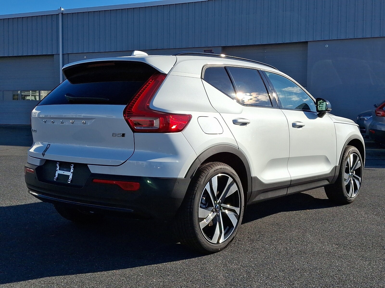 2025 Volvo XC40 photo 4