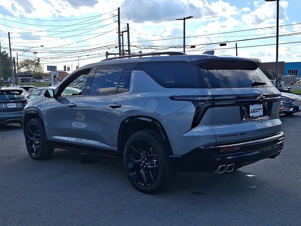 Used 2025 Chevrolet Traverse RS SUV