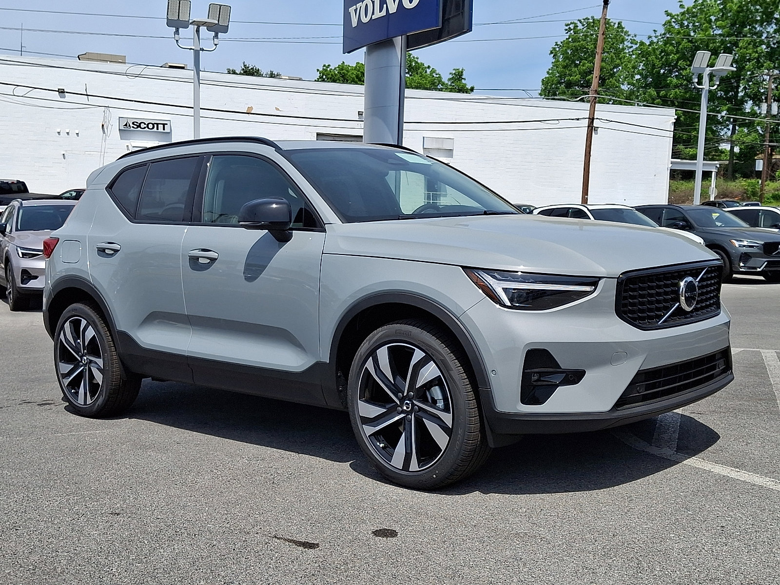 2026 Volvo XC40 B5 Plus Dark AWD's photo