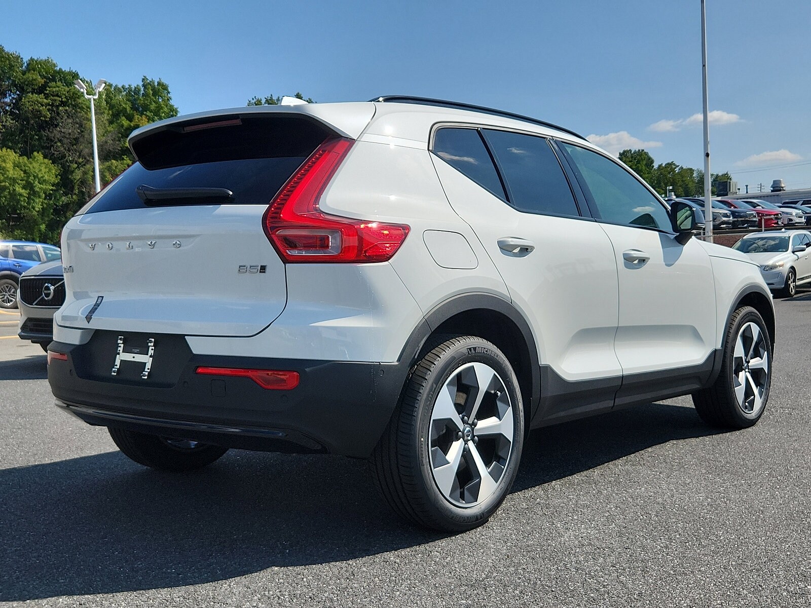 2025 Volvo XC40 Plus photo 4