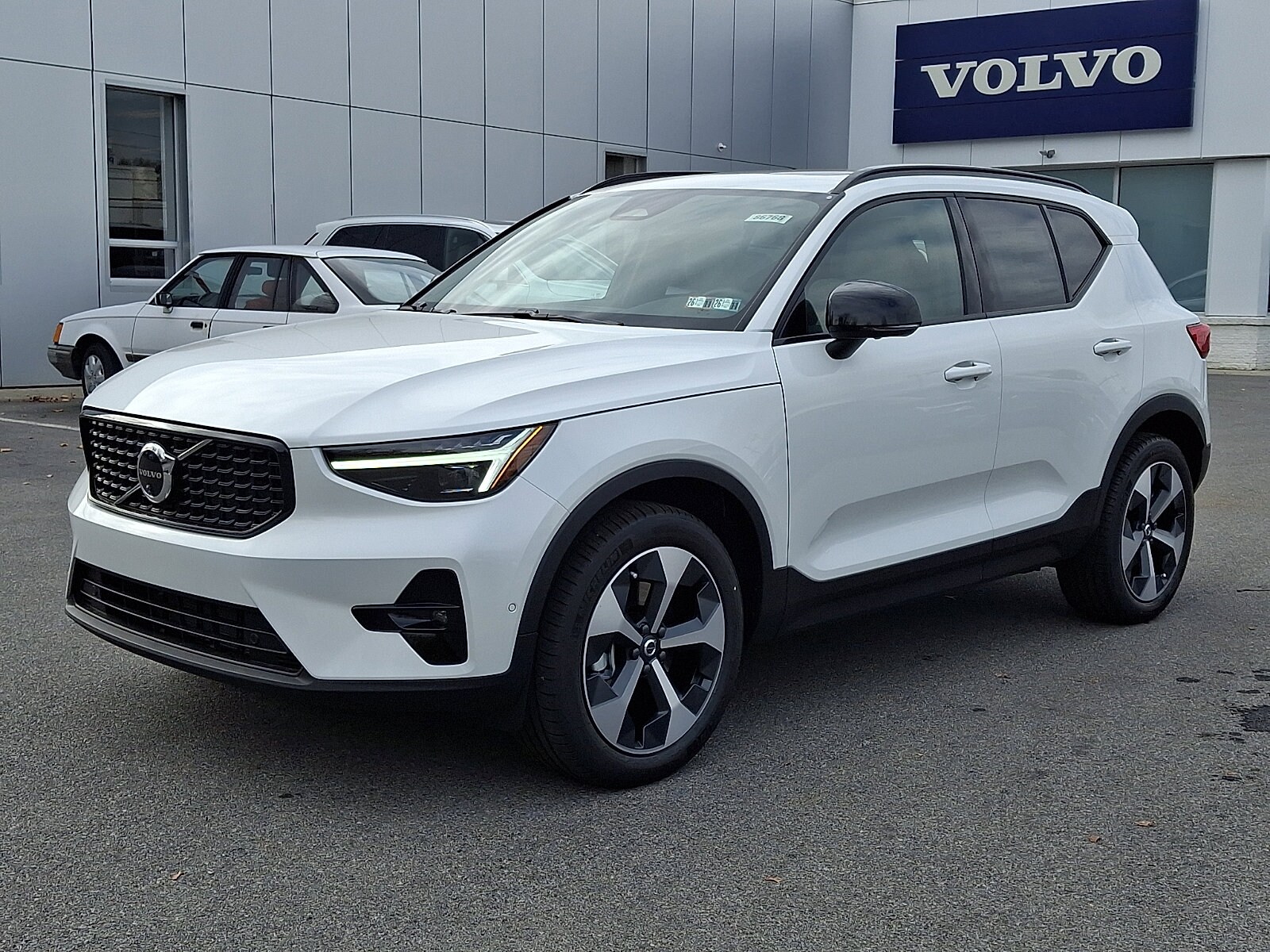 2026 Volvo XC40 Plus photo 2