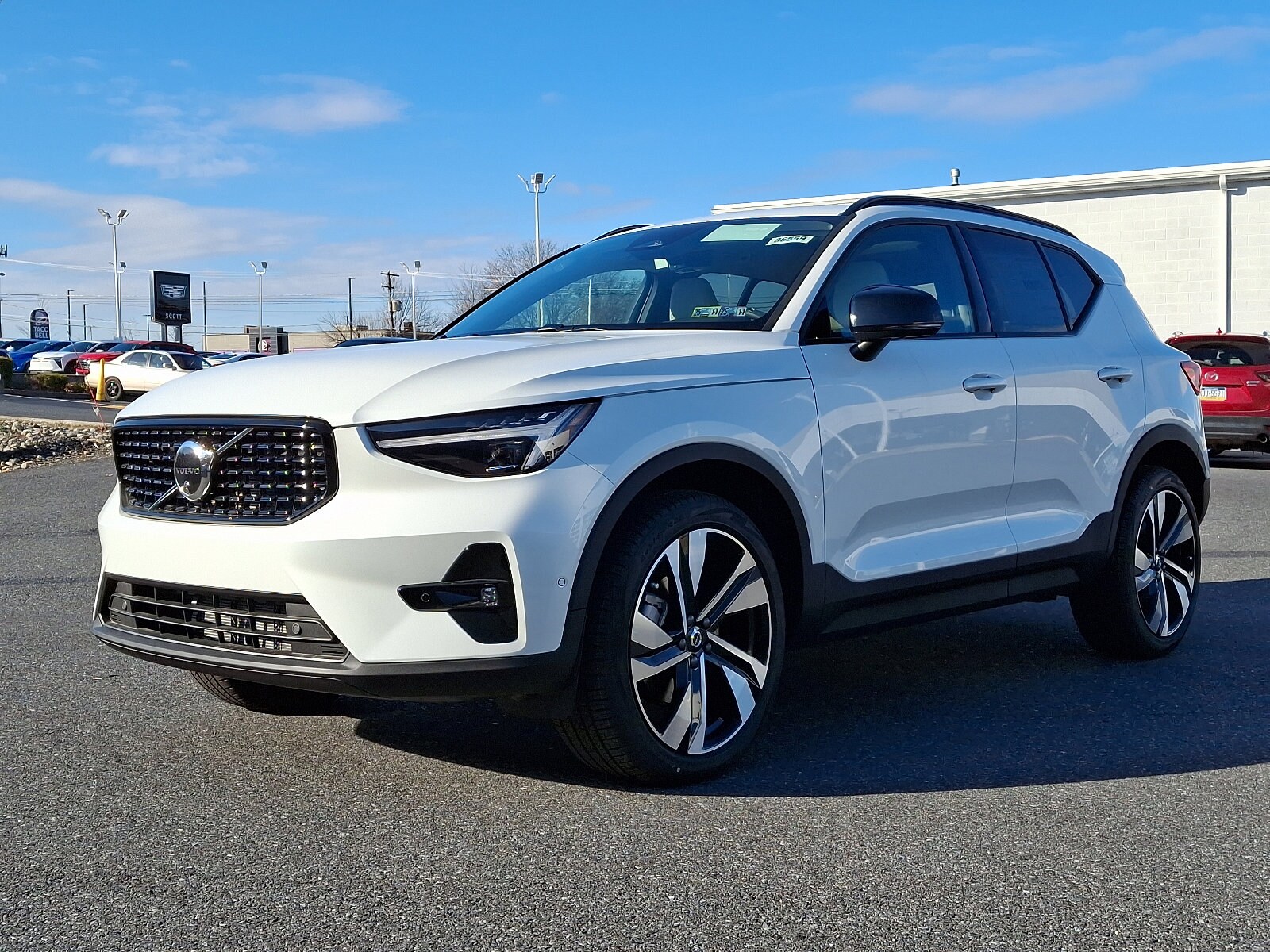 2025 Volvo XC40 photo 2
