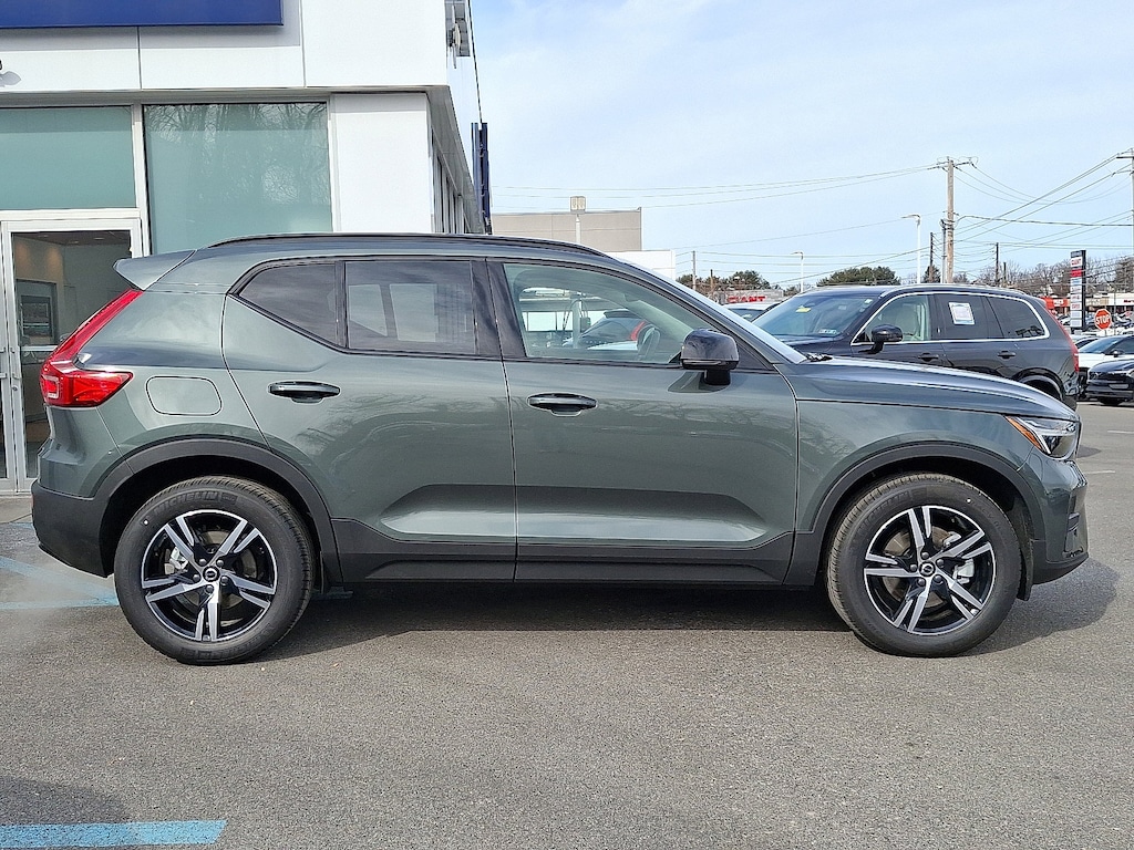 New 2026 Volvo XC40 B5 Core SUV