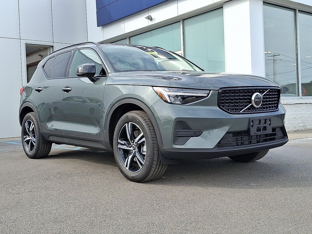 New 2026 Volvo XC40 B5 Core SUV
