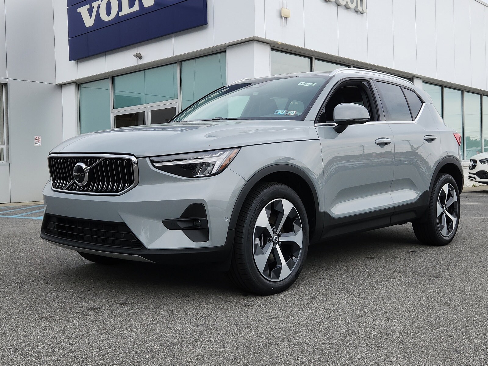 2025 Volvo XC40 Plus photo 2