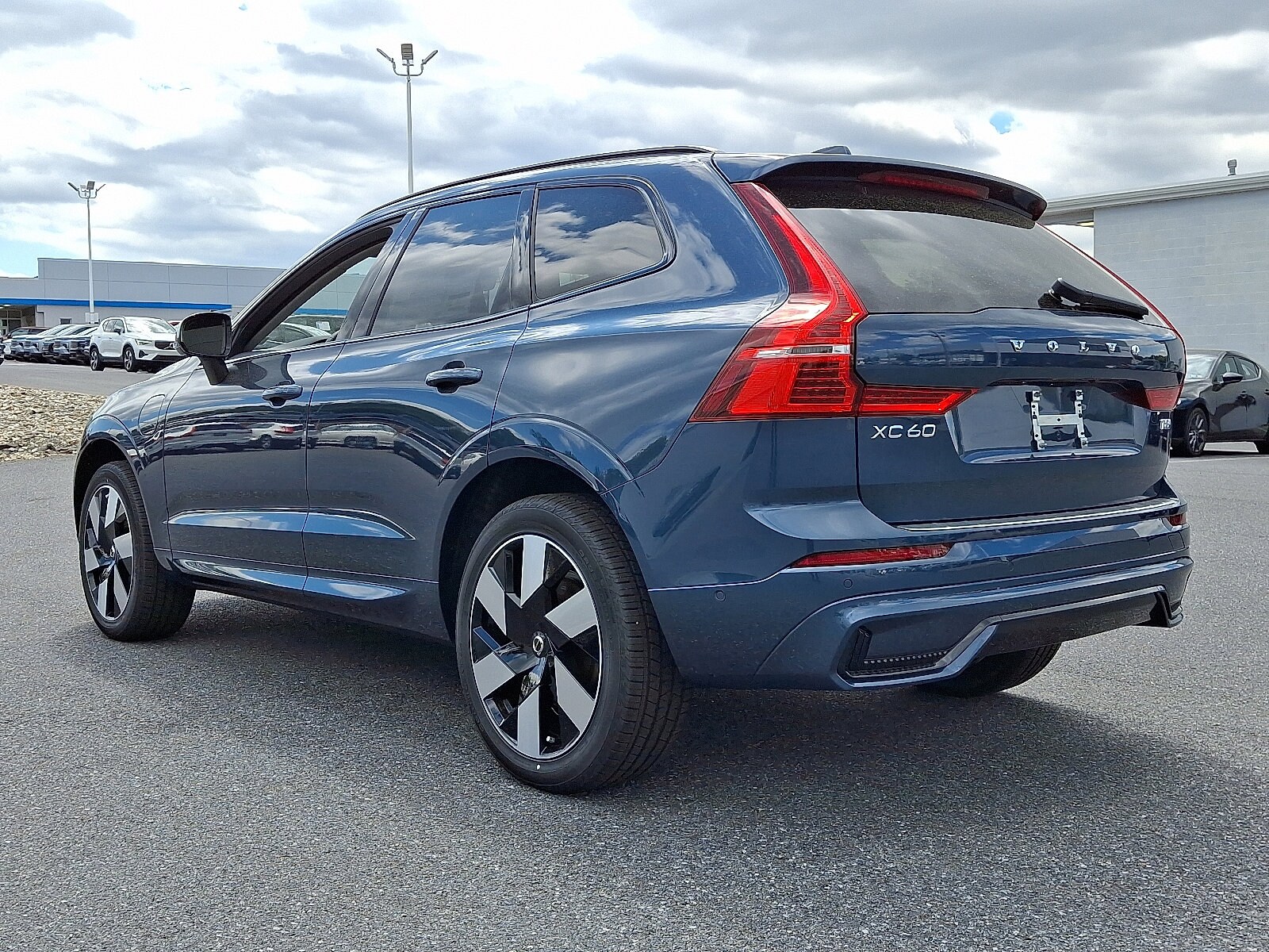 2025 Volvo XC60 T8 Plus photo 3