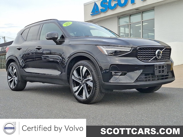 2025 Volvo XC40 B5 Ultra Dark Theme SUV