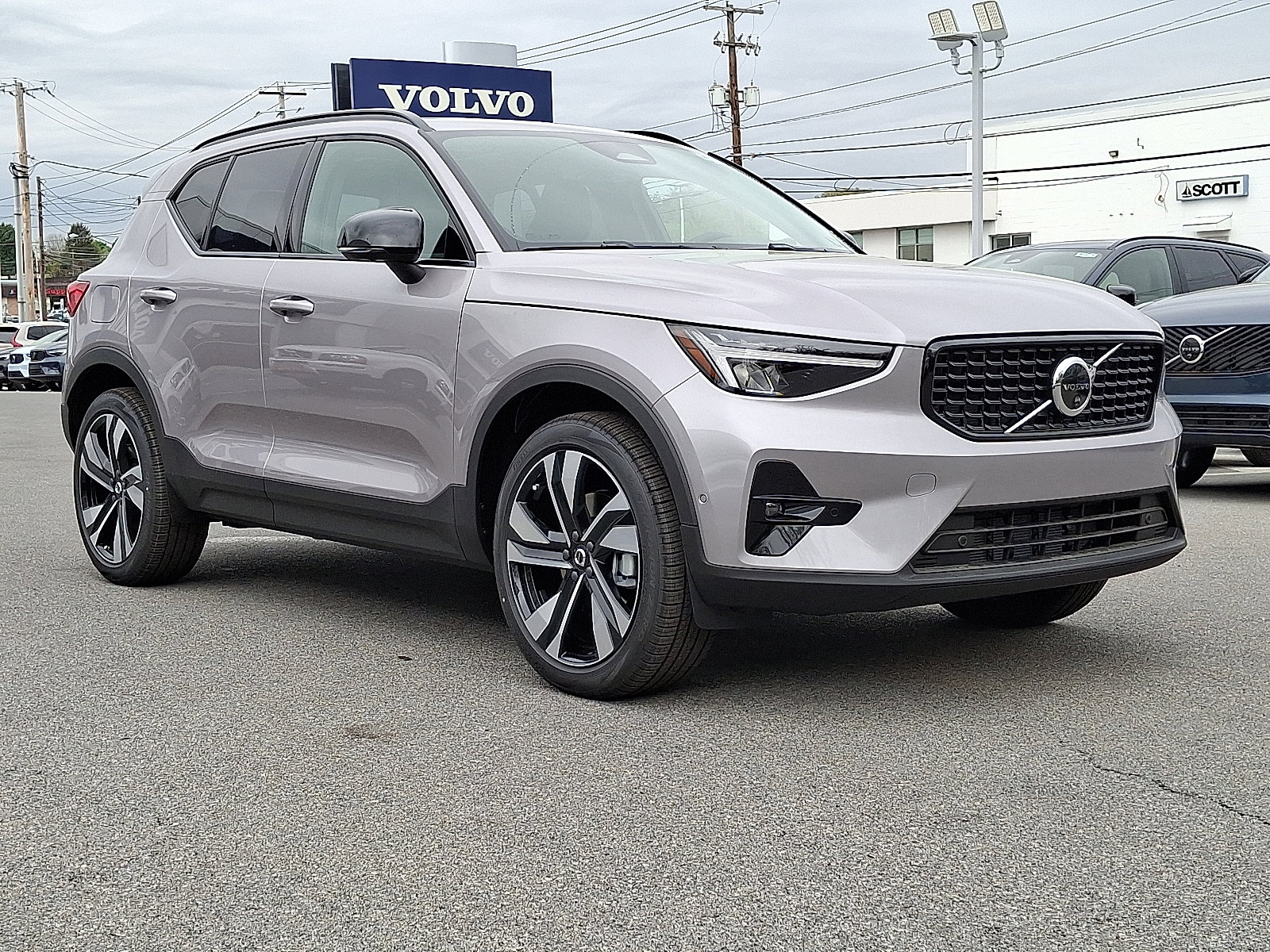 2026 Volvo XC40 B5 Plus Dark AWD's photo