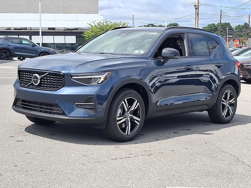 New 2026 Volvo XC40 B5 Core SUV