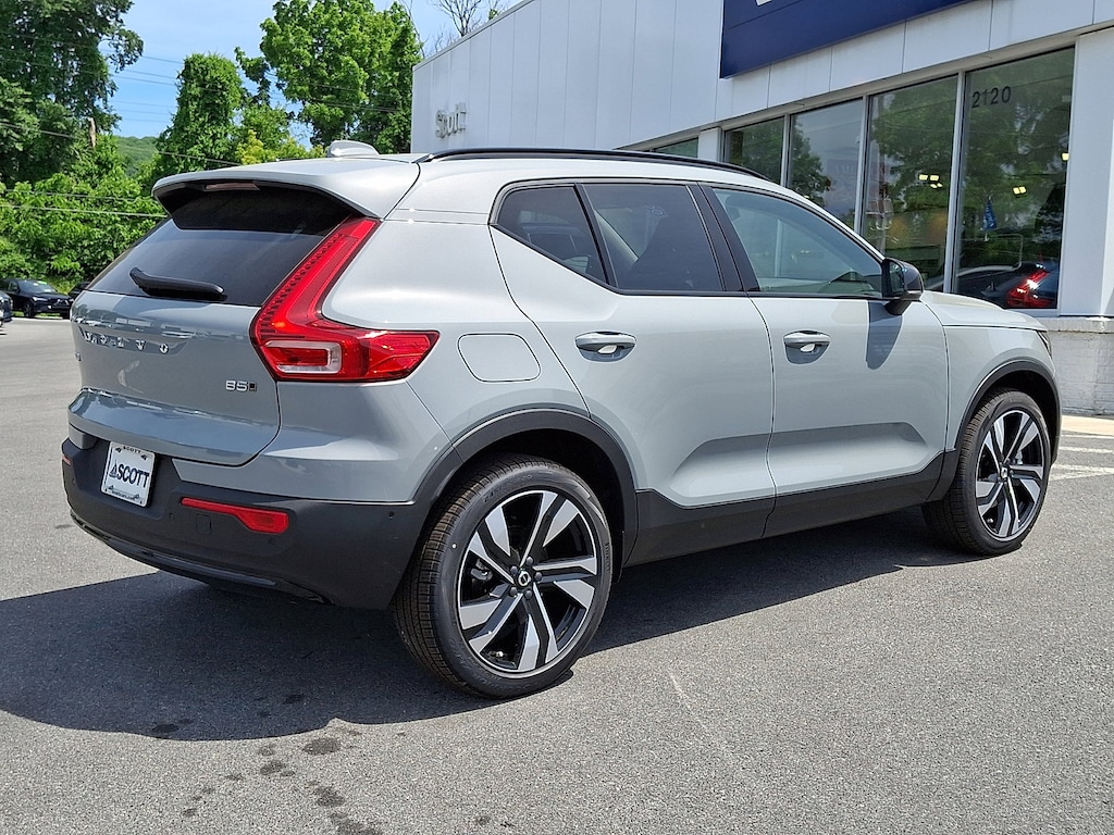 New 2026 Volvo XC40 B5 Plus SUV