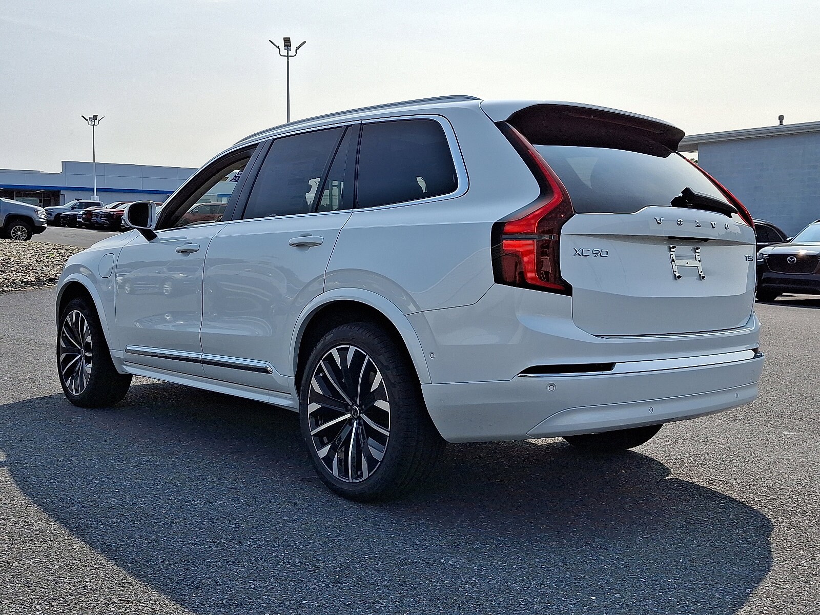 2025 Volvo XC90 T8 Plus photo 2