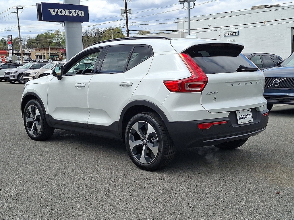 New 2026 Volvo XC40 B5 Core SUV