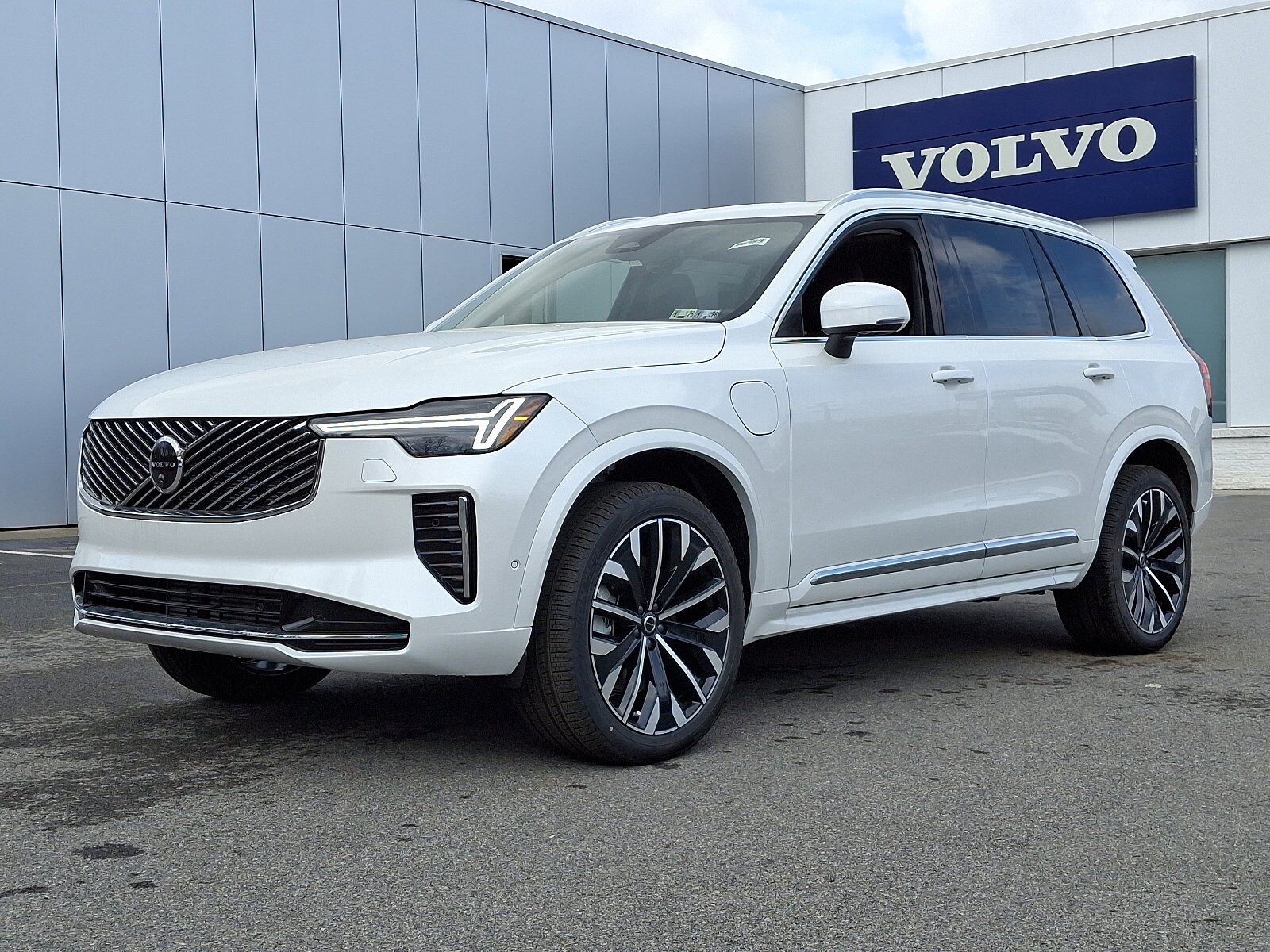 2025 Volvo XC90 T8 Plus photo 2