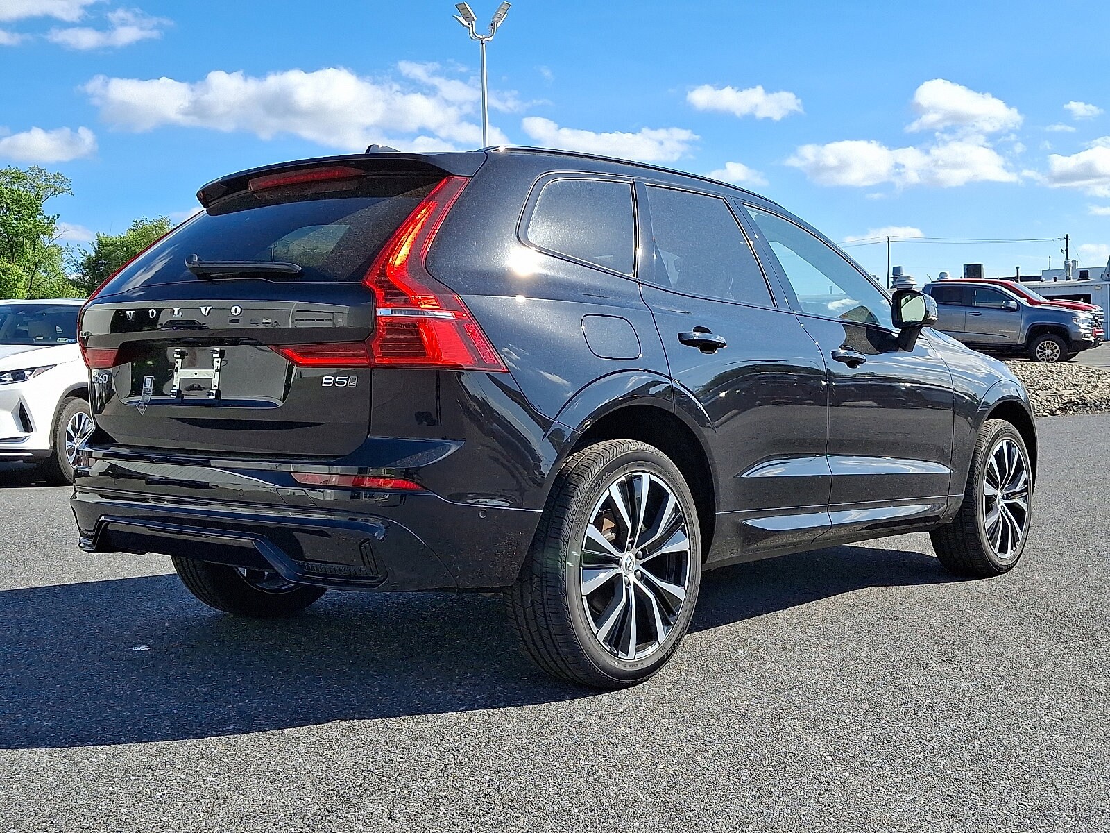 2025 Volvo XC60 B5 Plus photo 2