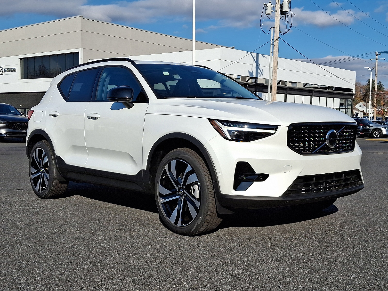 2025 Volvo XC40 SUV 