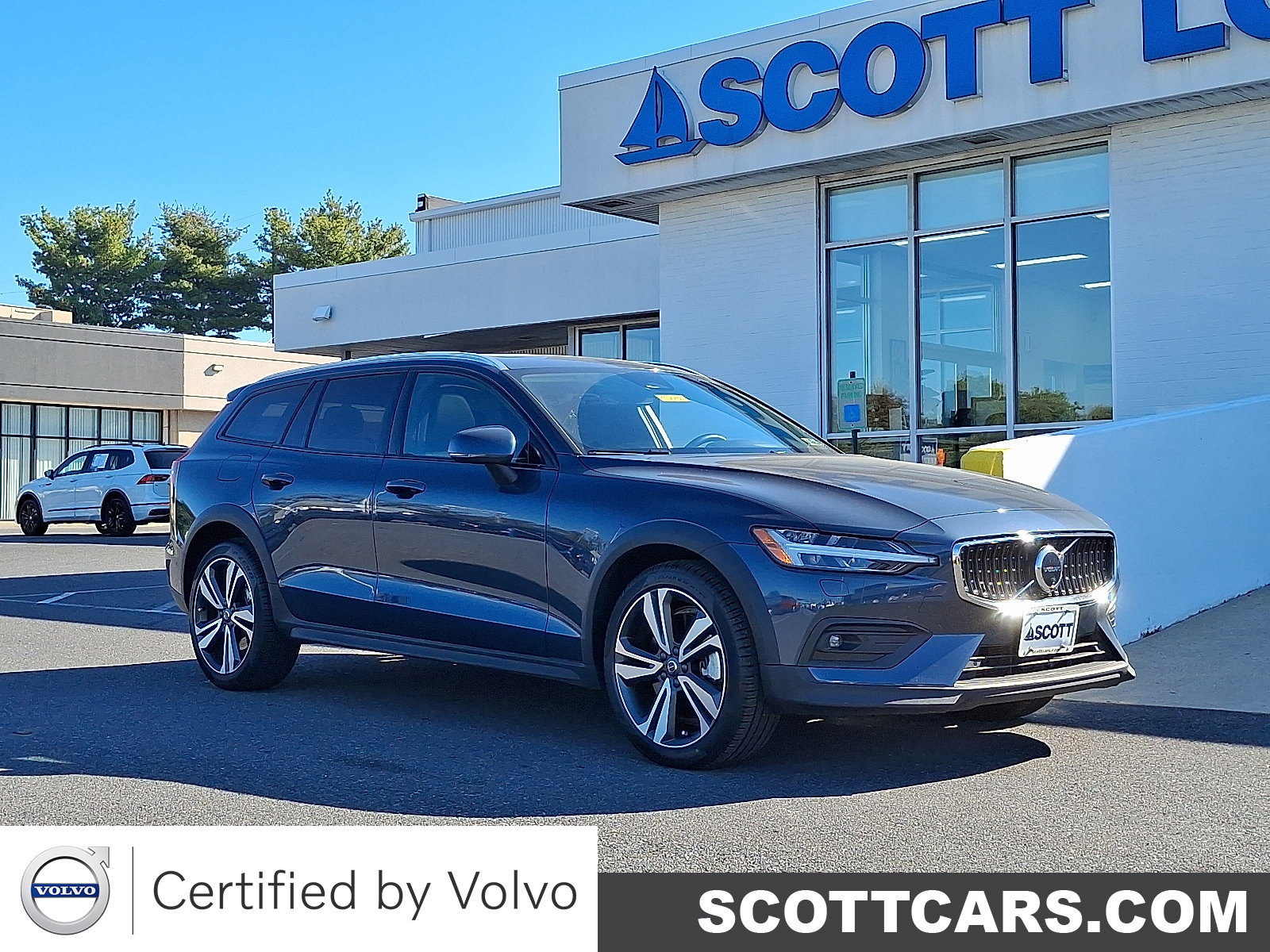 2025 Volvo V60 Cross Country Plus's photo