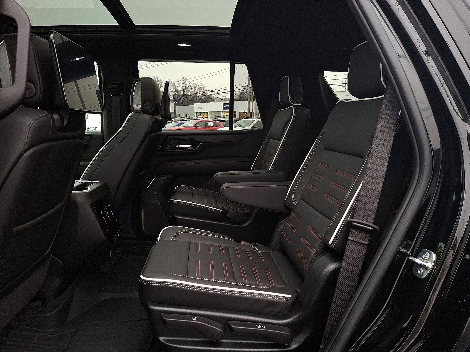 2025 GMC Yukon AT4 Ultimate - Photo 10