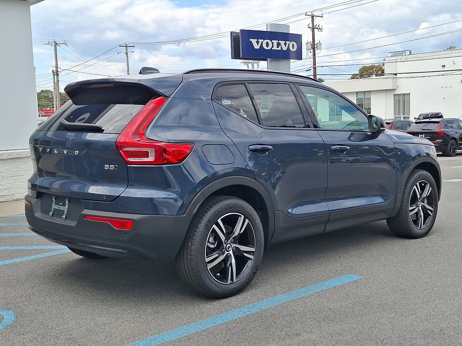 2026 Volvo XC40 Core photo 3