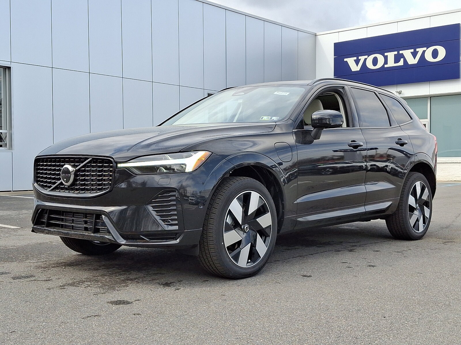 2025 Volvo XC60 Hybrid T8 Plus photo 2