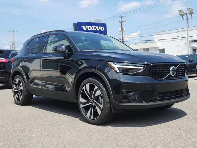 2025 Volvo XC40 B5 Plus Dark Theme SUV