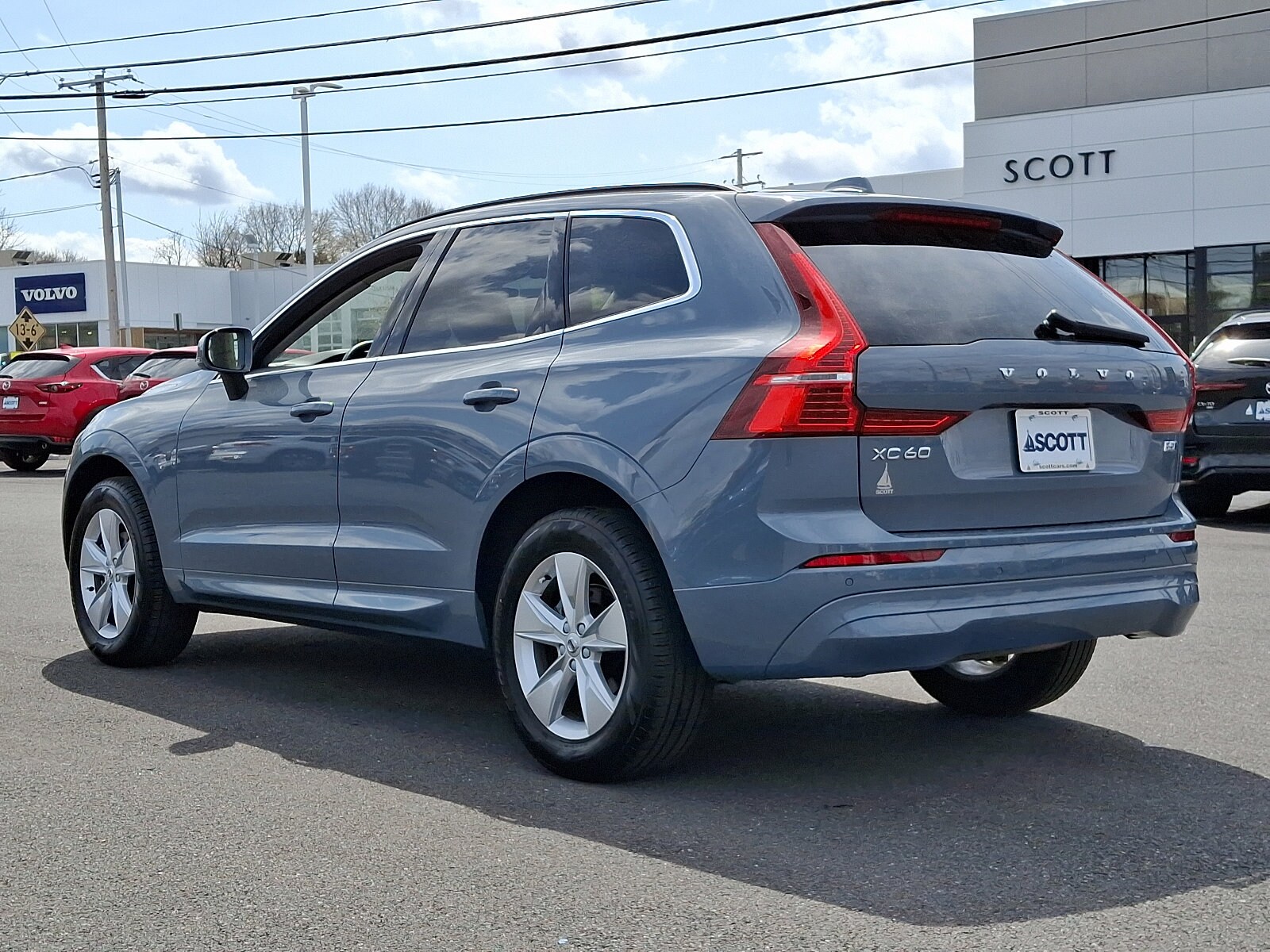 2022 Volvo XC60 B5 Momentum photo 4
