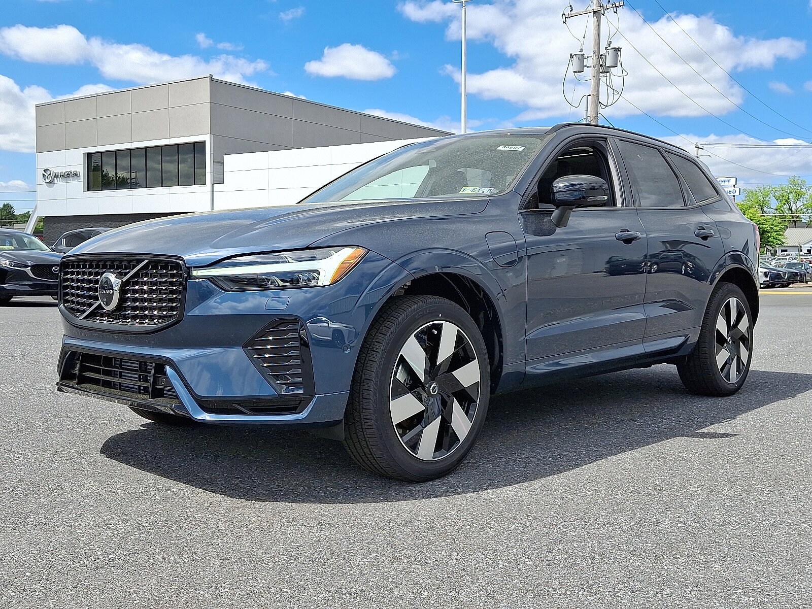 2025 Volvo XC60 T8 Plus photo 2