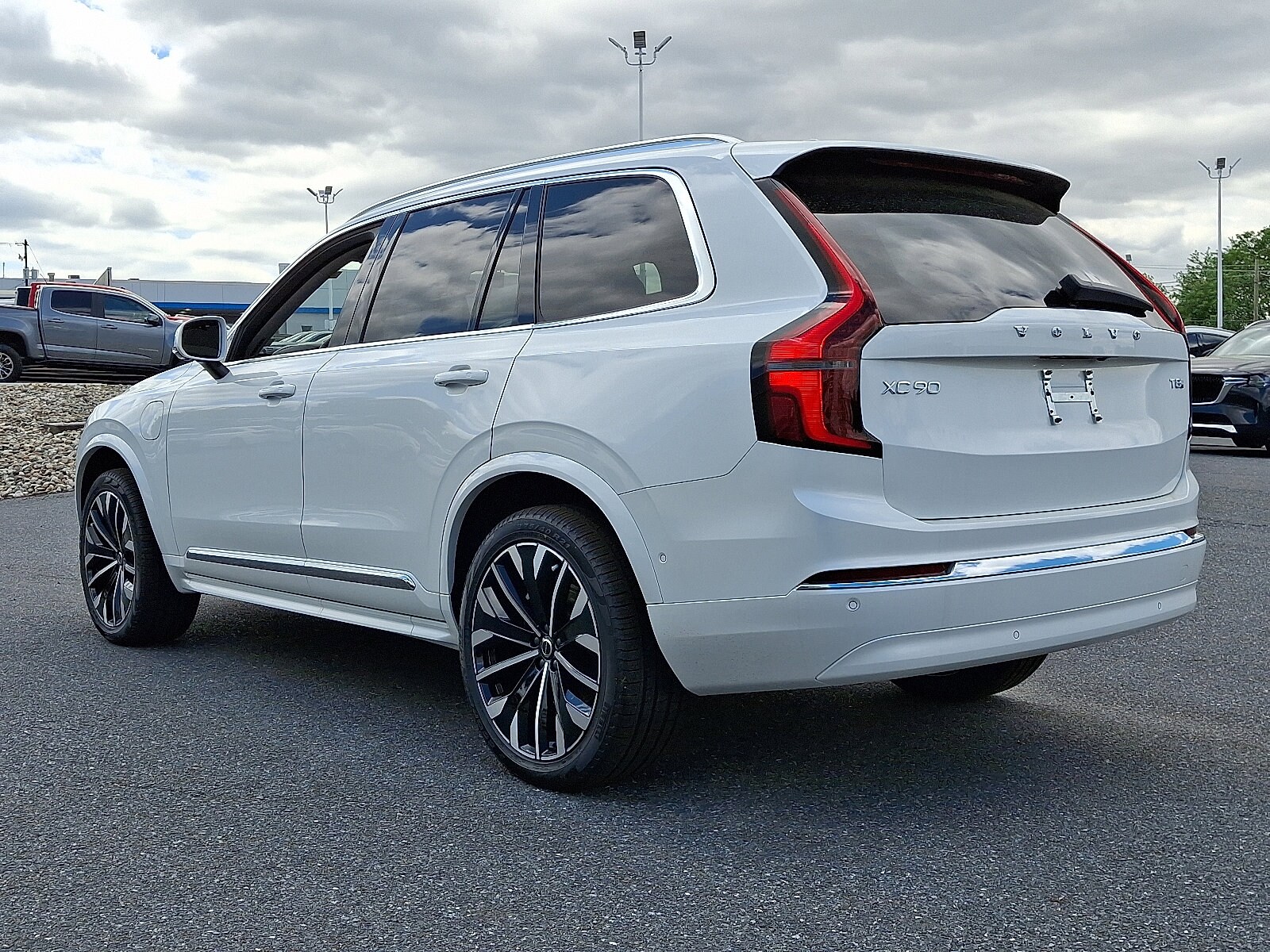 2025 Volvo XC90 T8 photo 3