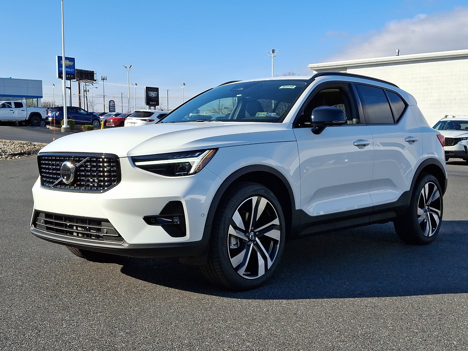 2025 Volvo XC40 Plus photo 2