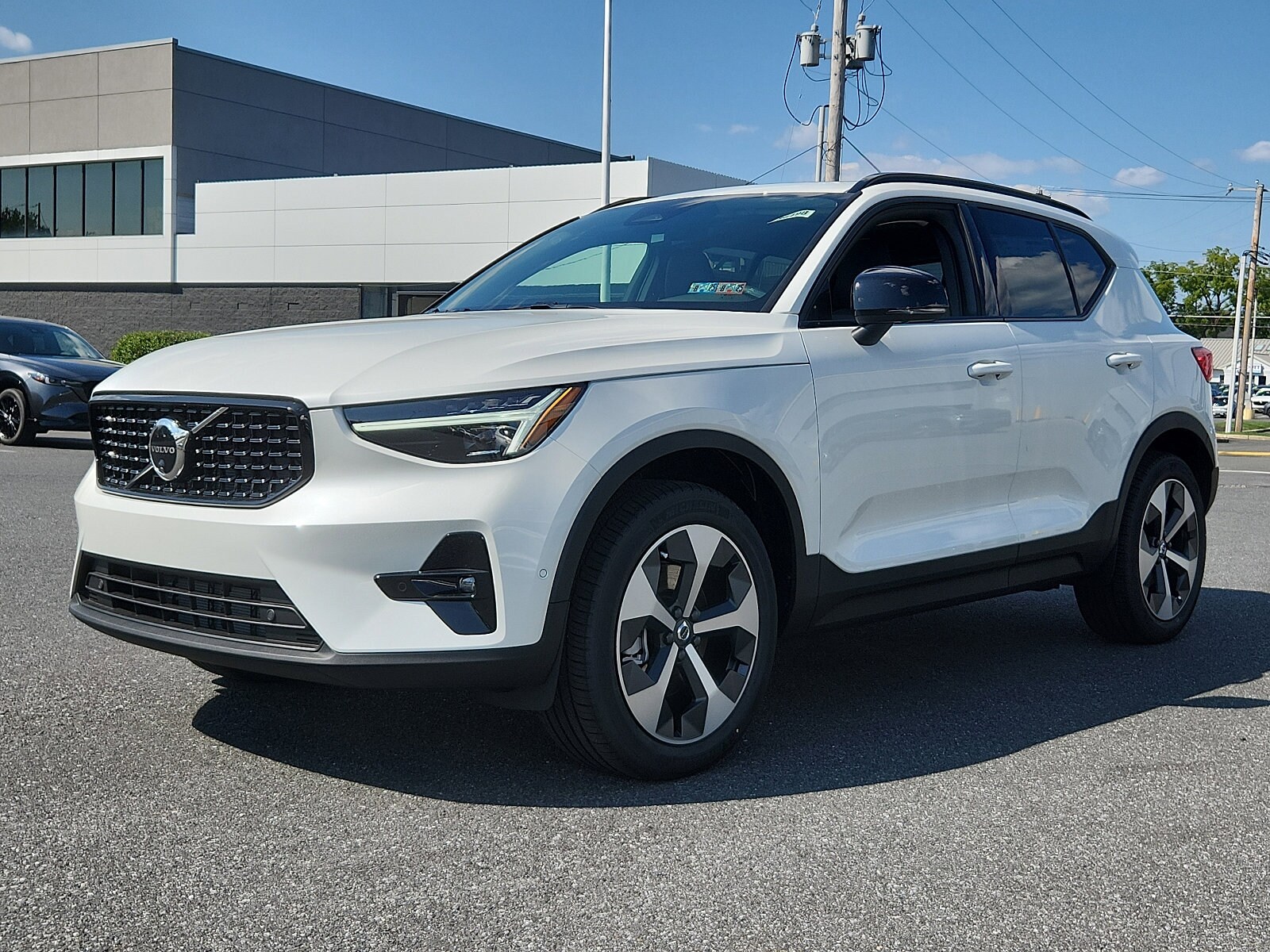 2025 Volvo XC40 Plus photo 2