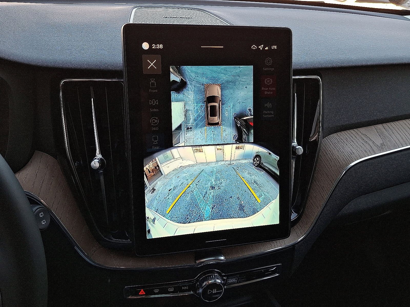 2026 Volvo XC60 Plus - Photo 18