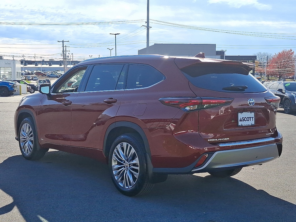 Used 2024 Toyota Highlander Hybrid Platinum SUV