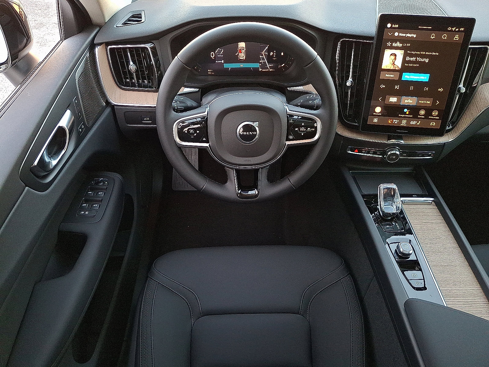 2026 Volvo XC60 Plus - Photo 9