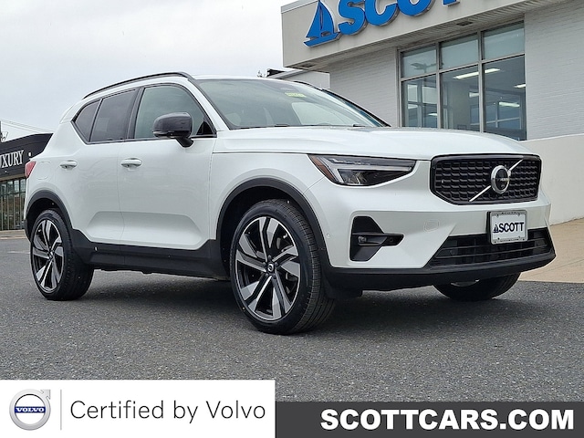 2023 Volvo XC40 B5 AWD Plus Dark SUV