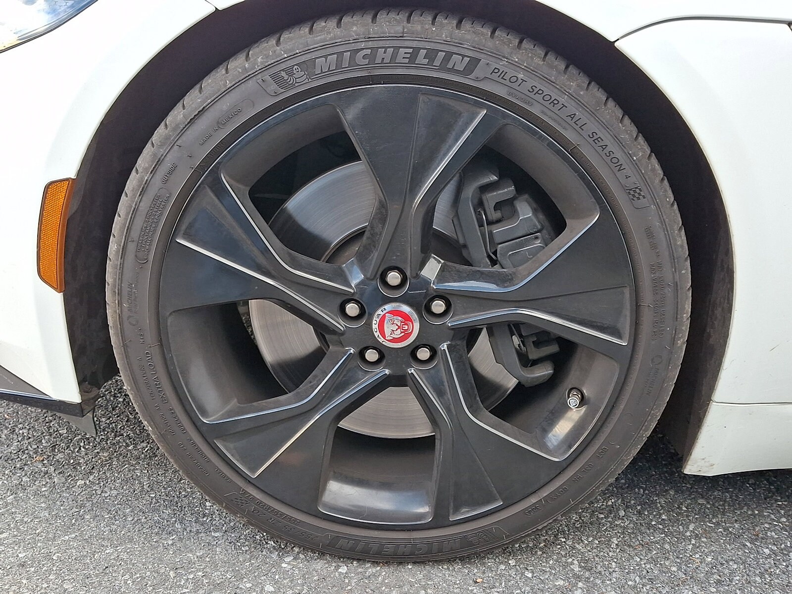 2021 Jaguar F-TYPE R-Dynamic photo 4